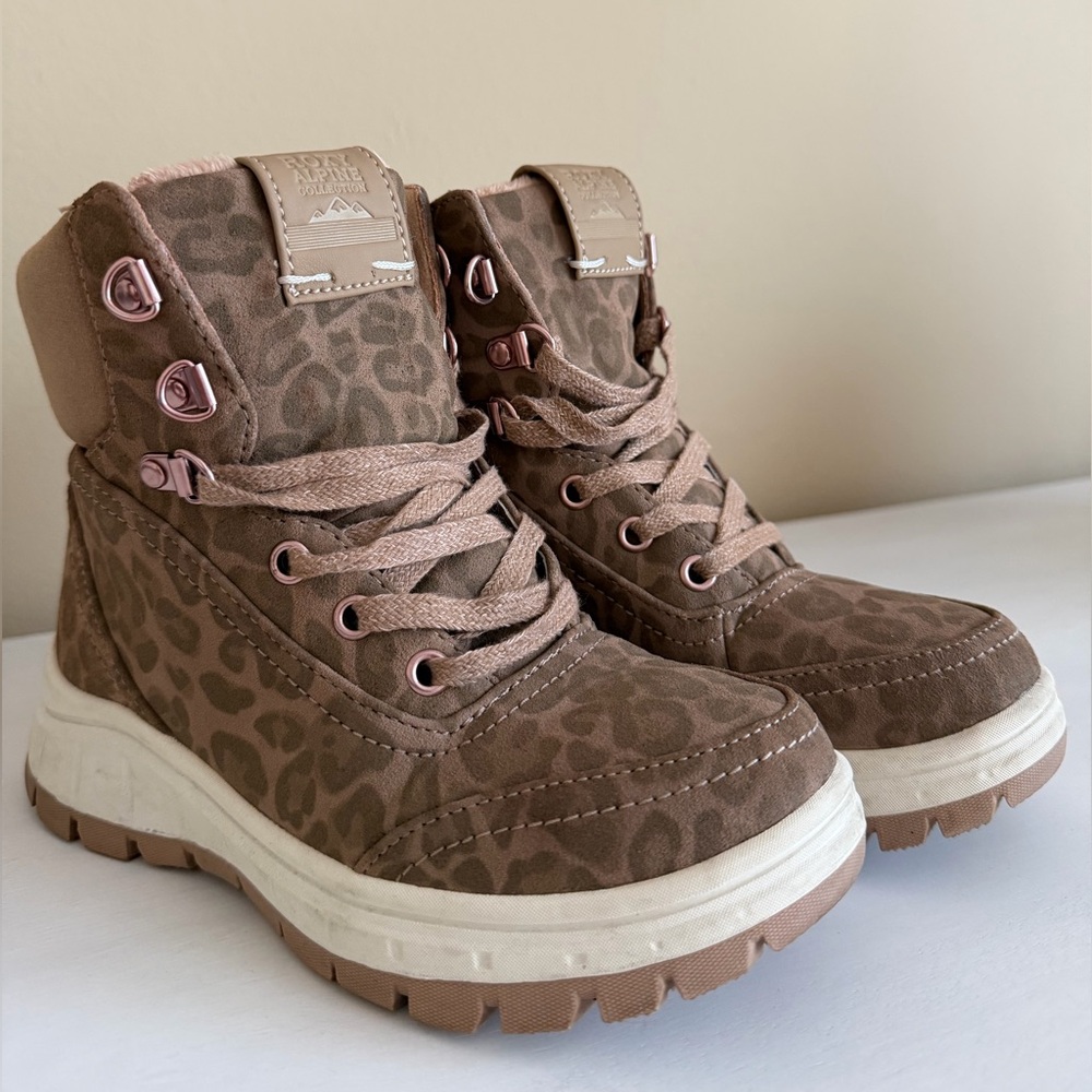 ROXY: Karmel Girls Boot: Leopard Print.